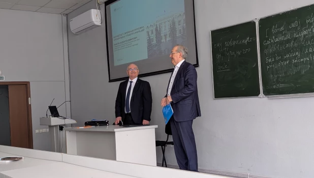 Управляющий алтайским отделением ЦБ РФ оказался на лекции генерального директора «Алтапресс».