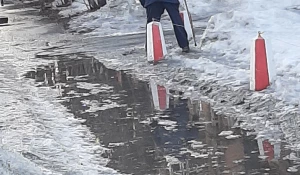 На дорогах Барнаула из-за обильного таяния снега образовался целый квест.