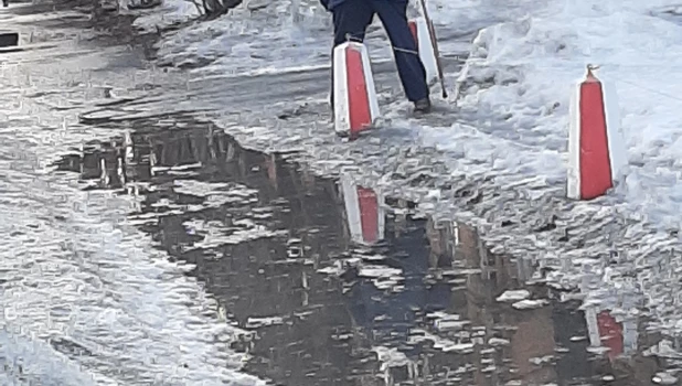 На дорогах Барнаула из-за обильного таяния снега образовался целый квест.