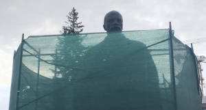 Памятник Ленину на площади Советов.