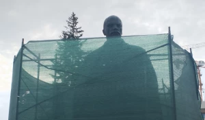 Памятник Ленину на площади Советов.