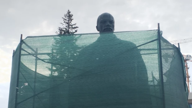 Памятник Ленину на площади Советов.