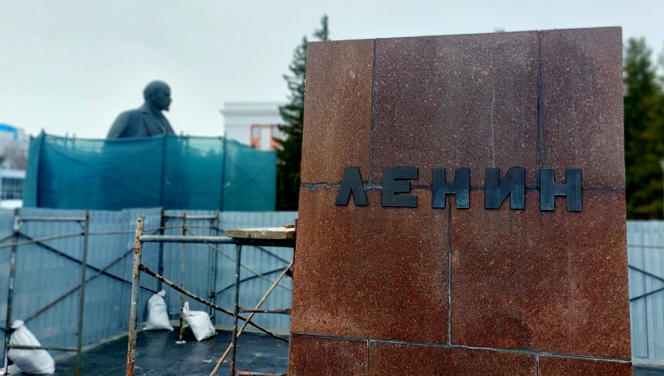 Реставрация памятника Ленину на площади Советов.