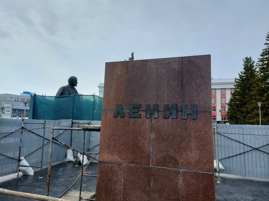 Реставрация памятника Ленину на площади Советов.