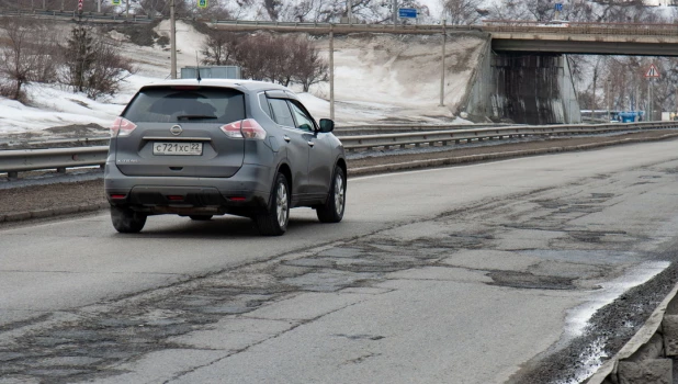 Ямы возле Нового моста в Барнауле.