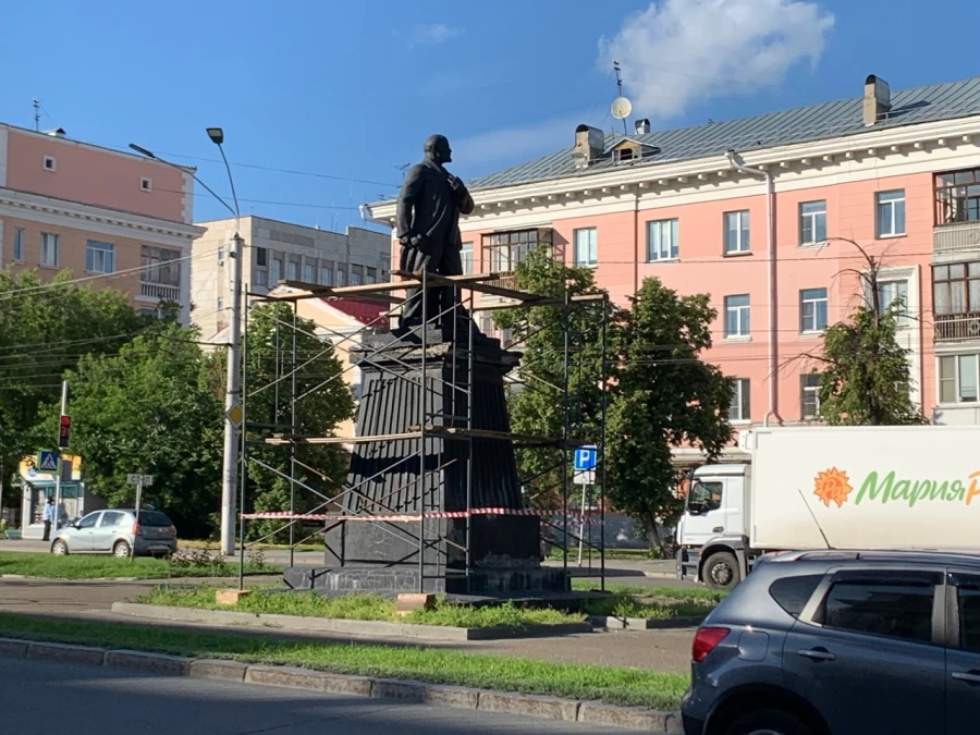 Памятник Ленину на проспекте Ленина.