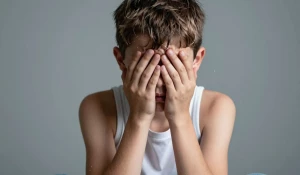 Мальчик. Слезы. Страх. Грусть.