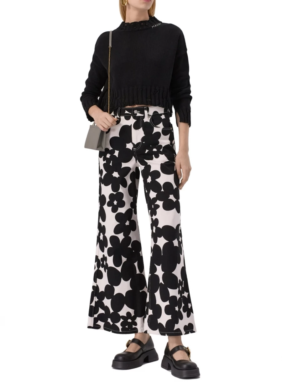 Джинсы с цветочным принтом, 108 500 рублей.