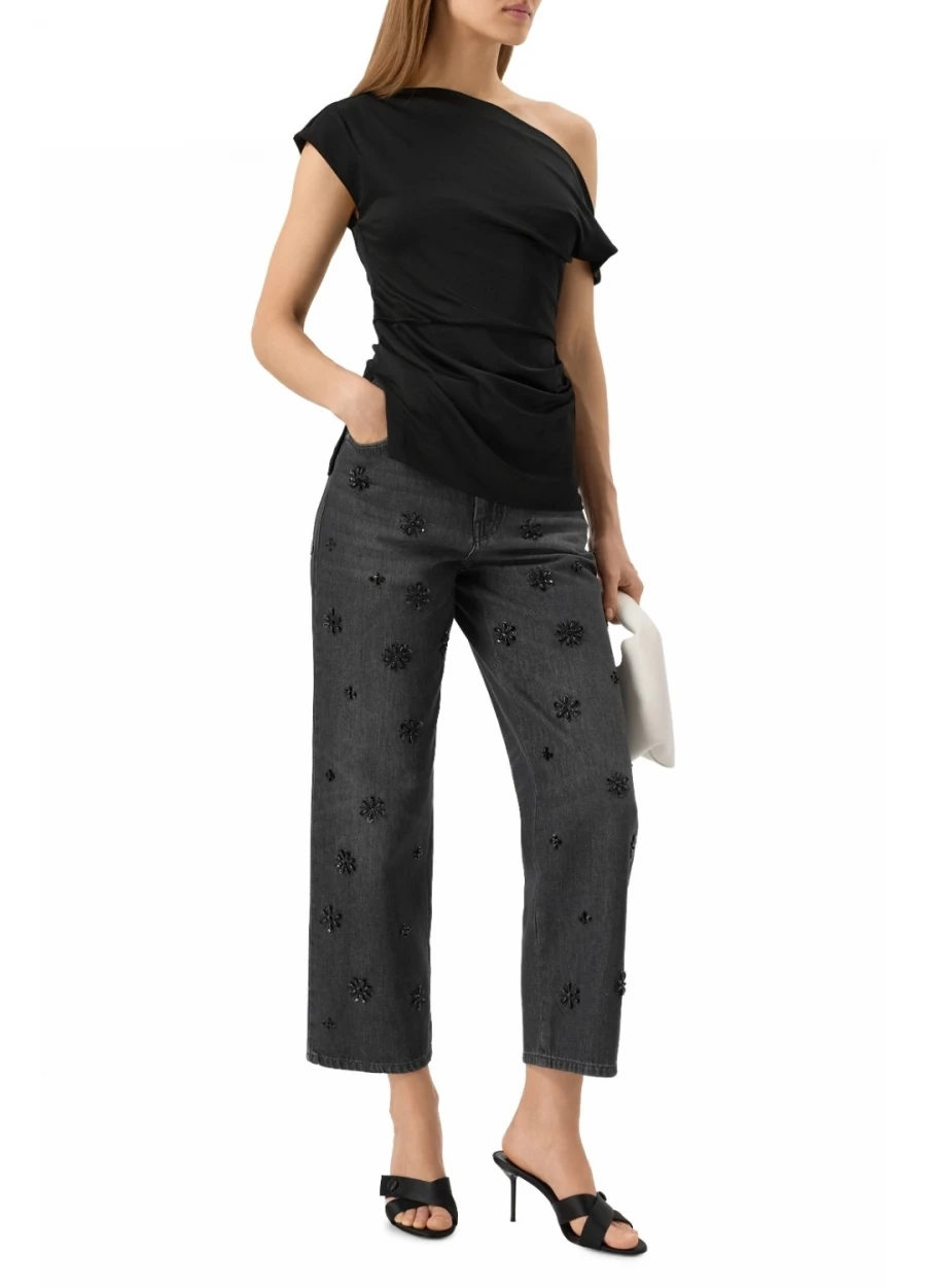 Джинсы с цветочной вышивкой, 34 200 рублей.