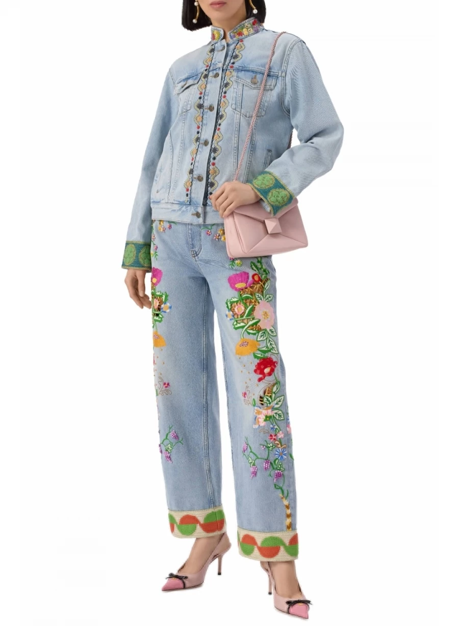 Джинсы с цветочной вышивкой, 548 500 рублей.