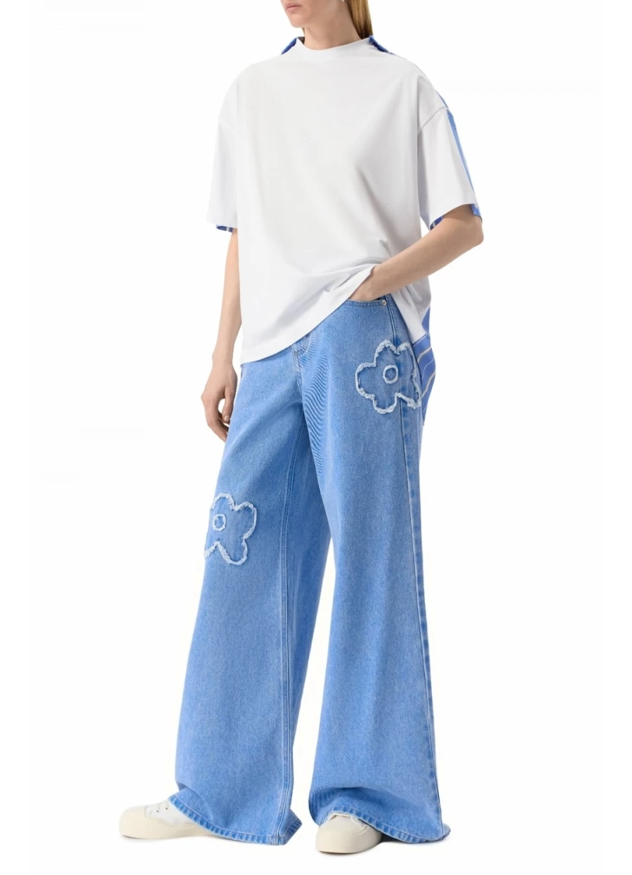 Джинсы с цветочной вышивкой, 95 050 рублей.