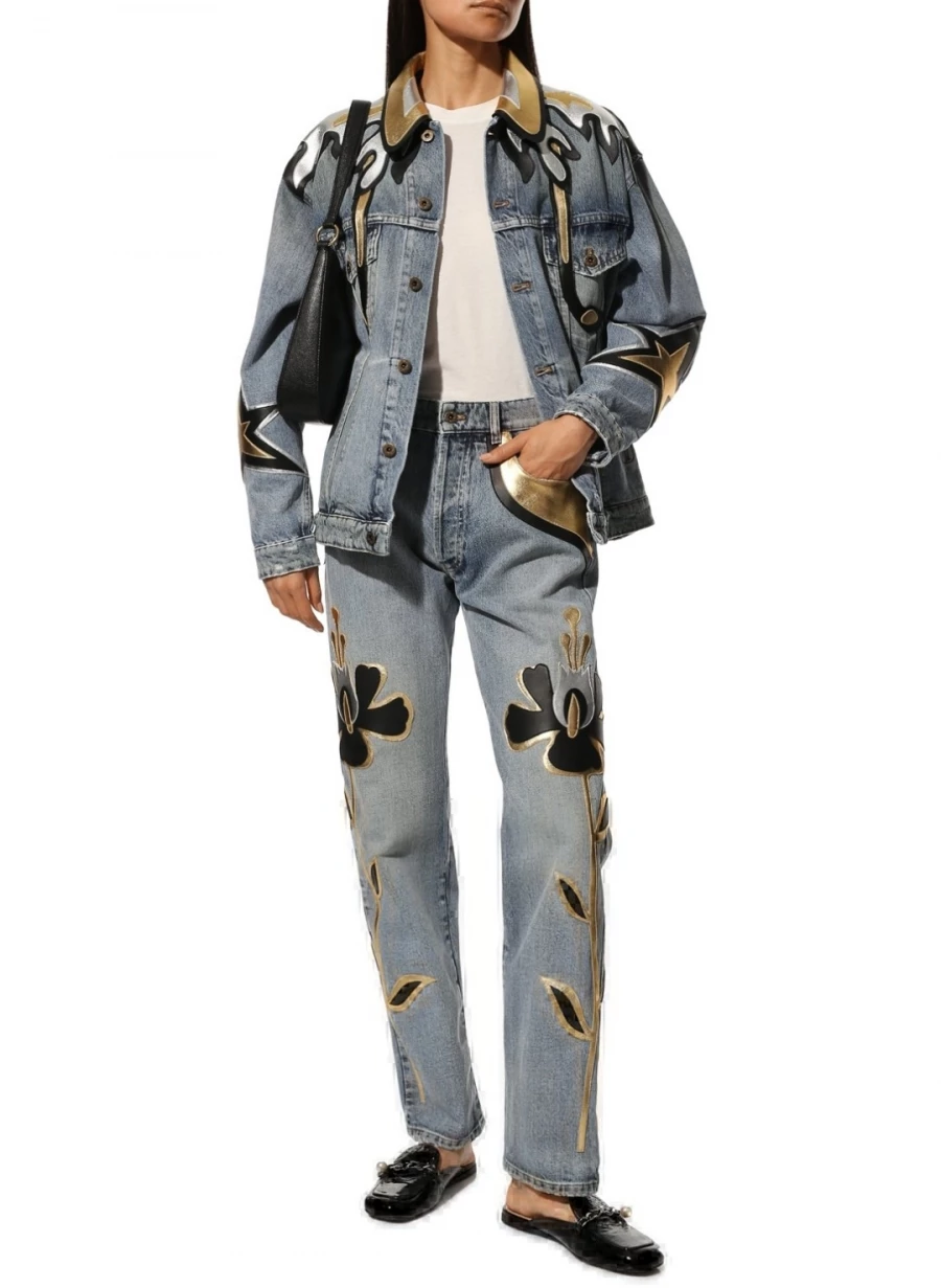 Джинсы с цветочной вышивкой, 280 000 рублей.