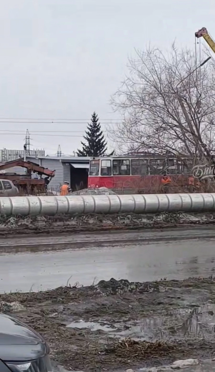 В Алтайском крае столб рухнул на трамвайный вагон.