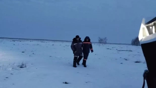 Спасение заблудившегося на замершем озере рыбака.