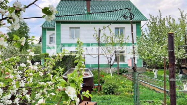 В Барнауле продают коттедж за 19 млн рублей.