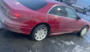 Машина с пробитой шиной.