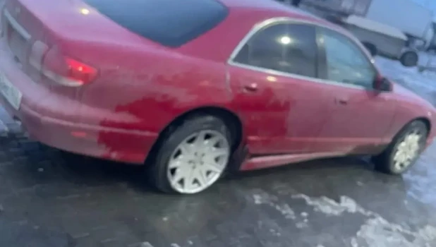 Машина с пробитой шиной.