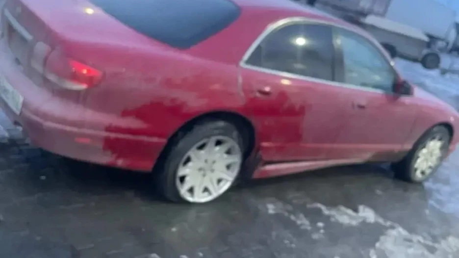 Машина с пробитой шиной.