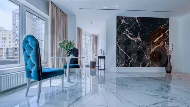 «Мраморную» квартиру продают в Барнауле за 11,8 млн рублей.