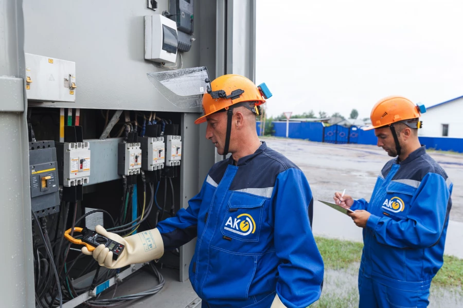 Специалисты Алтайкрайэнерго трудятся, чтобы система оставалась стабильной и незаметной для людей.