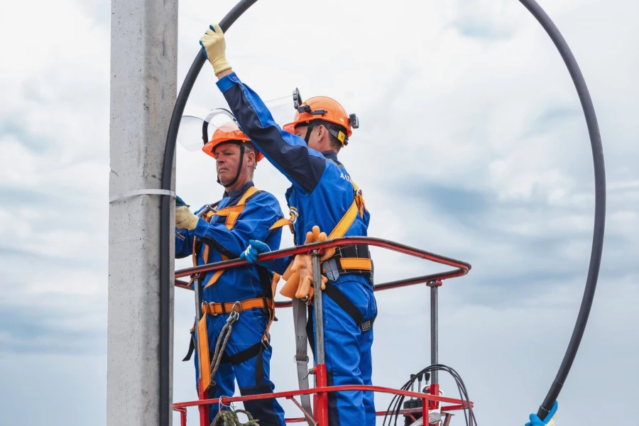 Специалисты Алтайкрайэнерго трудятся, чтобы система оставалась стабильной и незаметной для людей.