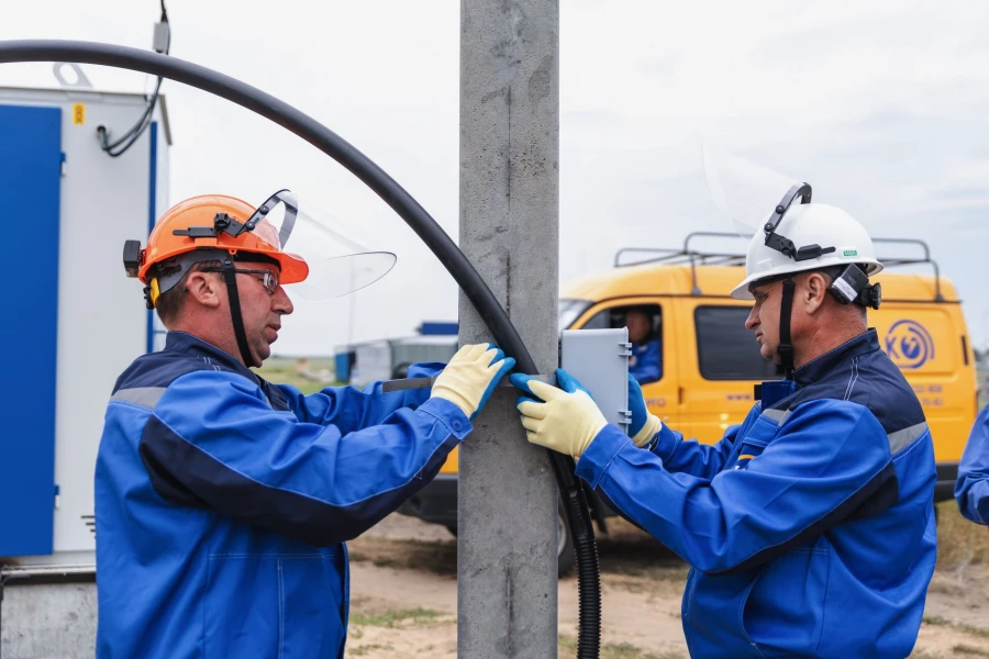 Специалисты Алтайкрайэнерго трудятся, чтобы система оставалась стабильной и незаметной для людей.