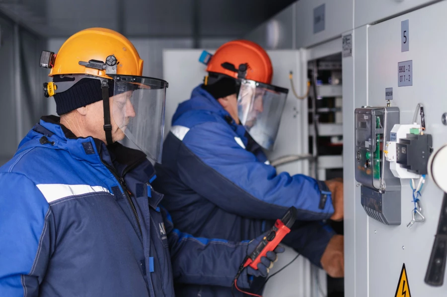 Специалисты Алтайкрайэнерго трудятся, чтобы система оставалась стабильной и незаметной для людей.