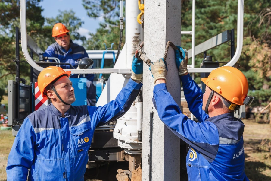 Специалисты Алтайкрайэнерго трудятся, чтобы система оставалась стабильной и незаметной для людей.