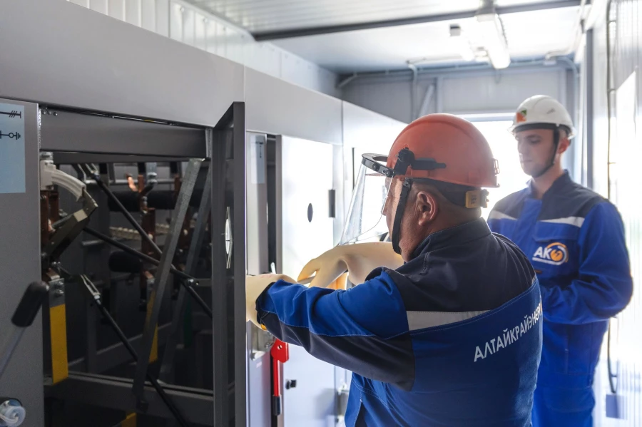 Специалисты Алтайкрайэнерго трудятся, чтобы система оставалась стабильной и незаметной для людей.