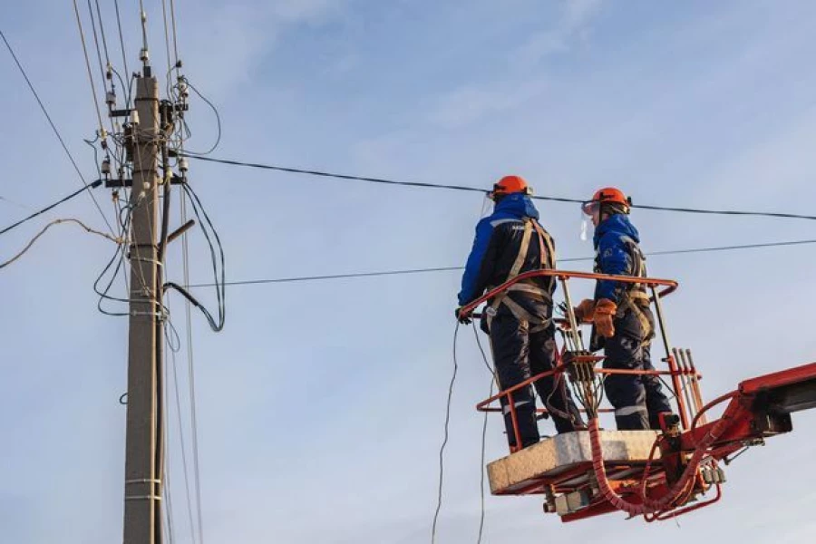 Специалисты Алтайкрайэнерго трудятся, чтобы система оставалась стабильной и незаметной для людей.