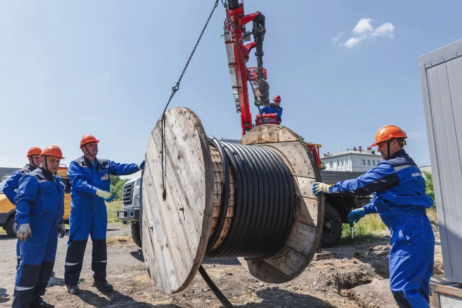 Специалисты Алтайкрайэнерго трудятся, чтобы система оставалась стабильной и незаметной для людей.