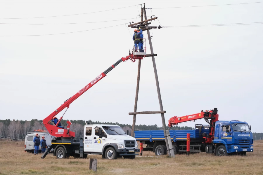 Специалисты Алтайкрайэнерго трудятся, чтобы система оставалась стабильной и незаметной для людей.
