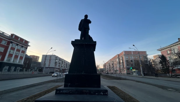 Памятник В. И. Ленину на площади Ленина в Барнауле.