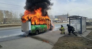 В Барнауле дотла сгорел маршрутный автобус.
