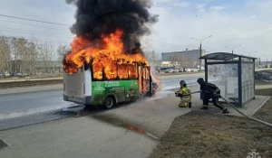 В Барнауле дотла сгорел маршрутный автобус.