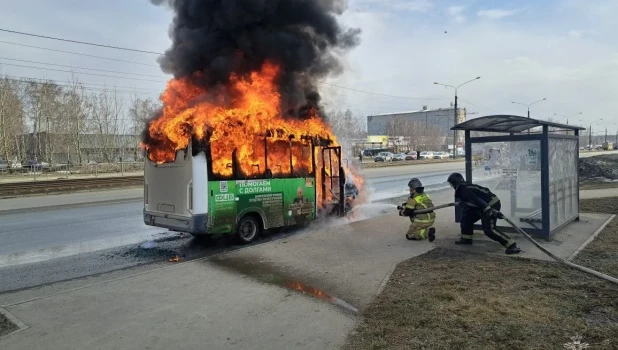 В Барнауле дотла сгорел маршрутный автобус.