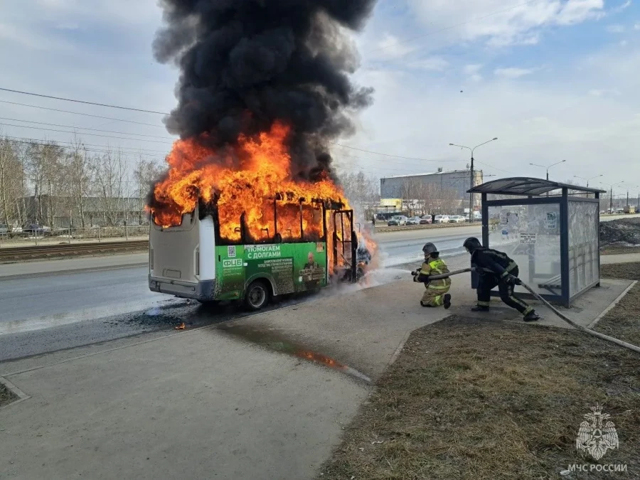 В Барнауле дотла сгорел маршрутный автобус.
