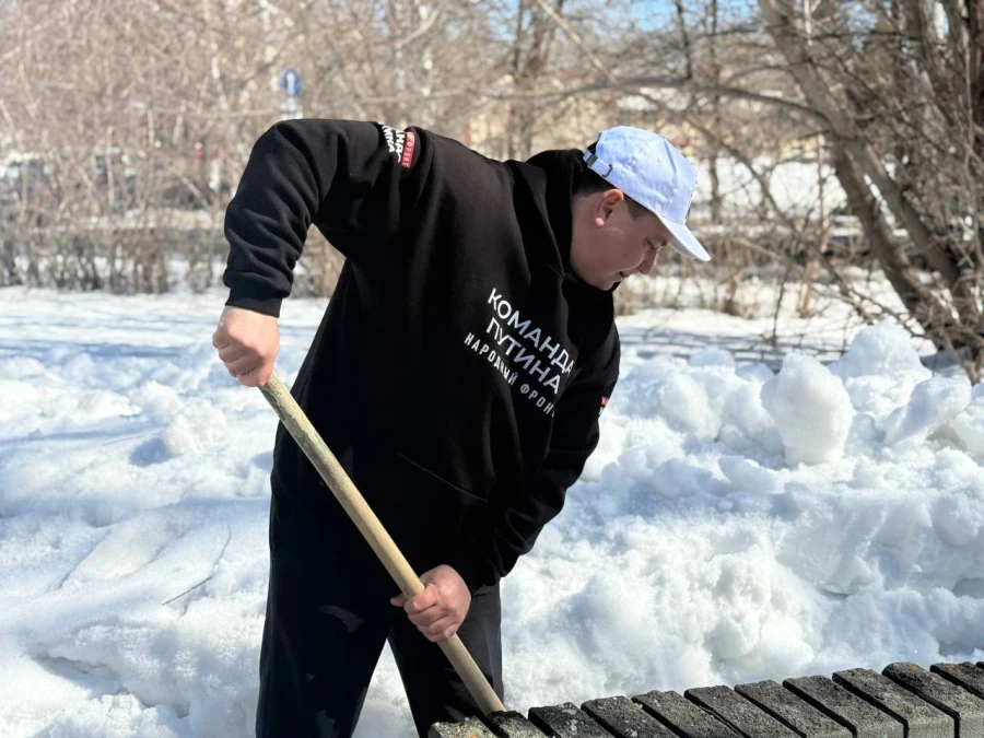 Расчистка территории вокруг памятника воинам, погибшим в локальных конфликтах в барнаульском поселке Южный.