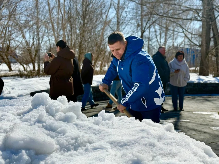 Расчистка территории вокруг памятника воинам, погибшим в локальных конфликтах в барнаульском поселке Южный.