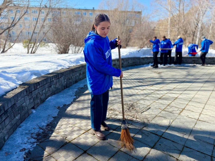 Расчистка территории вокруг памятника воинам, погибшим в локальных конфликтах в барнаульском поселке Южный.