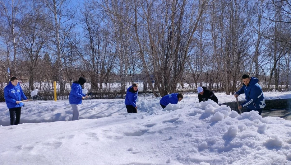 Расчистка территории вокруг памятника воинам, погибшим в локальных конфликтах в барнаульском поселке Южный.