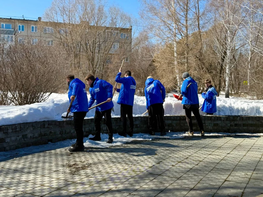 Расчистка территории вокруг памятника воинам, погибшим в локальных конфликтах в барнаульском поселке Южный.