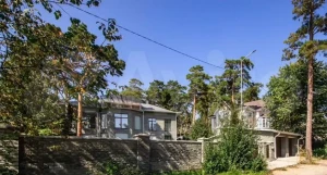 Коттедж с видом на реку продается в Барнауле за 50 млн рублей.