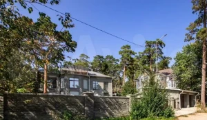 Коттедж с видом на реку продается в Барнауле за 50 млн рублей.