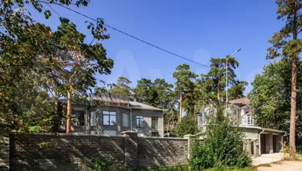 Коттедж с видом на реку продается в Барнауле за 50 млн рублей.