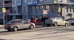 Машина встала на трамвайных путях в Барнауле.