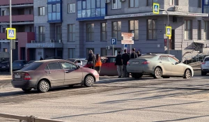 Машина встала на трамвайных путях в Барнауле.