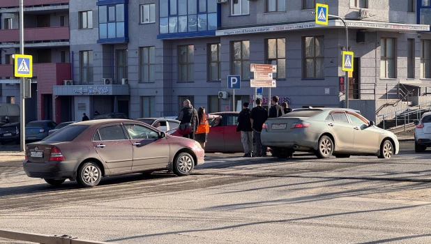 Машина встала на трамвайных путях в Барнауле.