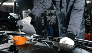 Замена масла в двигателе автомобиля.