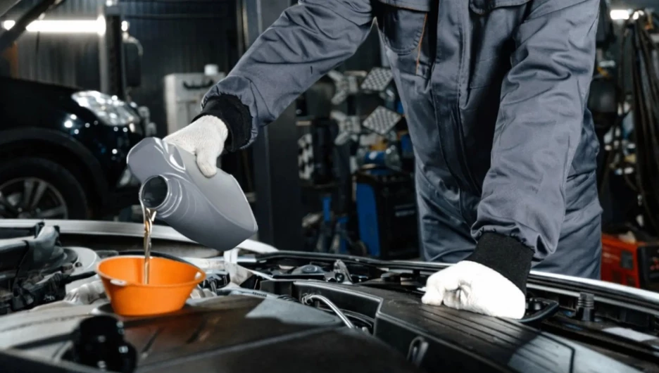 Замена масла в двигателе автомобиля.